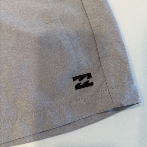 🪩 Billabong Submersible Men's Light Gray Flat Front Shorts - Picture 2 of 7
